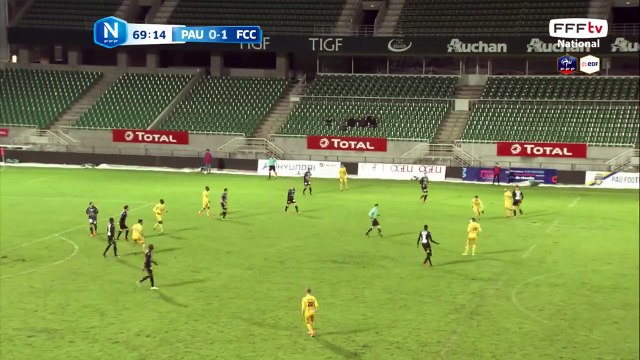 La frappe de LUCAS complètement au dessus des buts.