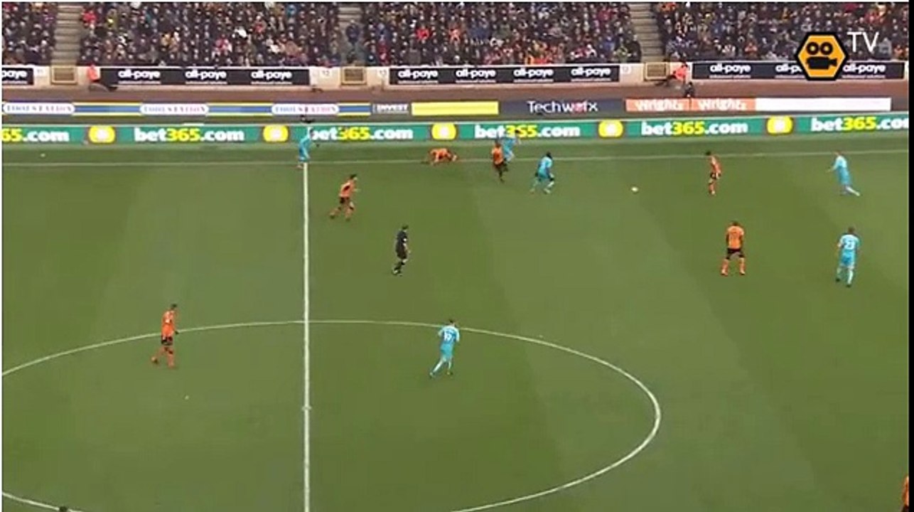 Rúben Neves,faz um passe soberbo