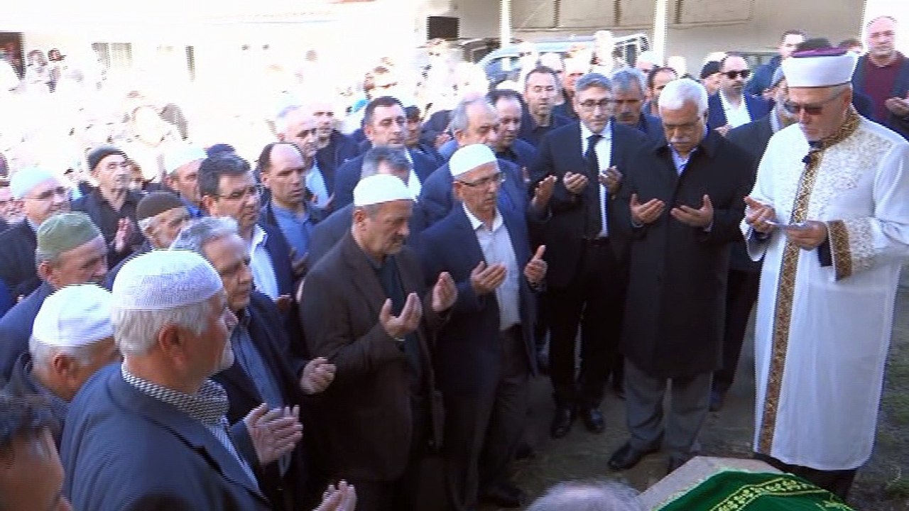 DR HALIT EREN IN AGABEYININ CENAZE TORENI