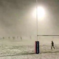 Complètement incroyable, un match de rugby se joue sous une grosse tempête de neige  !