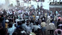 En este insólito festival indio se arrojan excrementos de vaca