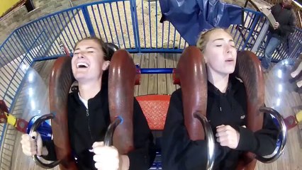 Deux filles réagissent de façon complètement différente dans une attraction !