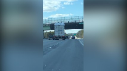 Un camión provocó una gran cogestión al dañar un puente en EEUU