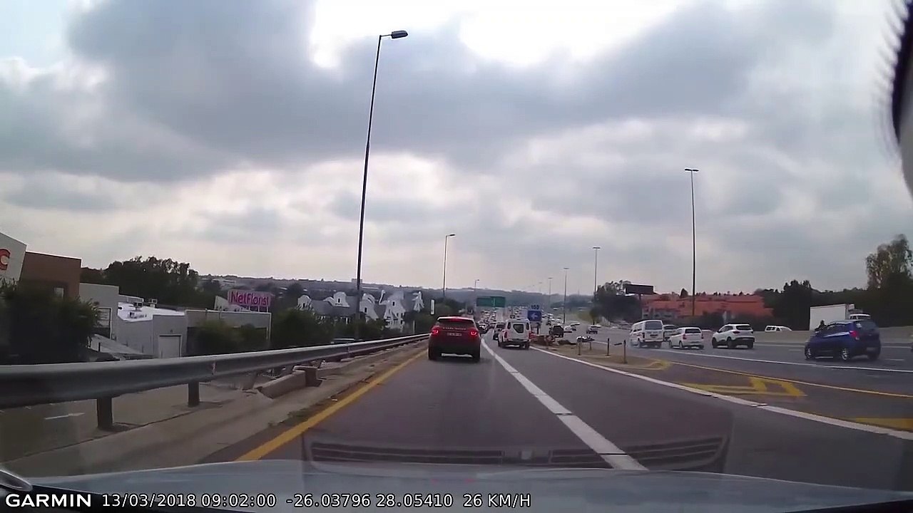 Ce motard va faire l'erreur de sa vie : couper la route d'un taxi