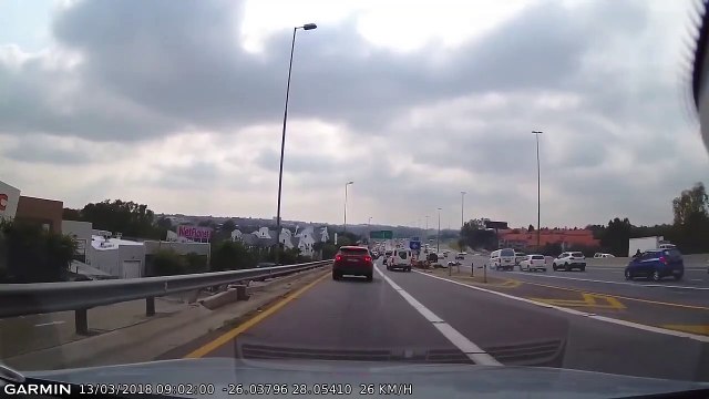 Ce motard va faire l'erreur de sa vie : couper la route d'un taxi