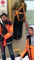 Russie : Une échelle qui n'a pas pu résister au poids de deux ouvriers !