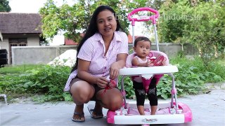 melatih bayi berjalan dengan kursi dorong - teaching baby to walk