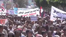 مظاهرة في تعز تدعو لطرد مليشيا الحوثي من المدينة