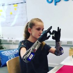 Cette fille utilise ses 2 bras bionics pour la première fois