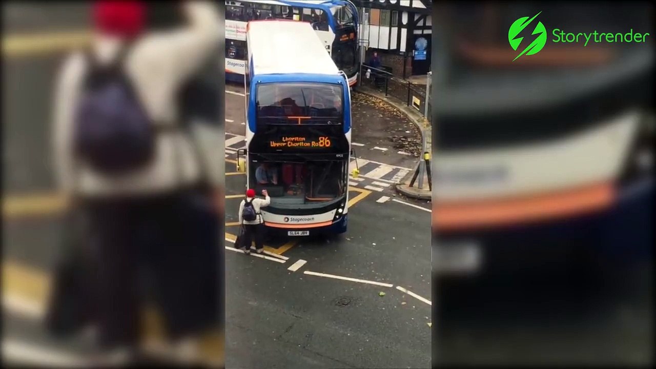 Cette femme bloque le bus qui n'a pas voulu lui ouvrir la porte car elle etait en retard...