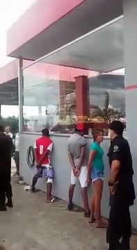 Un policier sur les nerfs recadre une voleuse... Claque dans la tronche