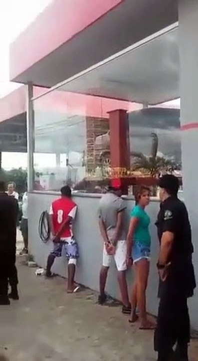 Un policier sur les nerfs recadre une voleuse... Claque dans la tronche