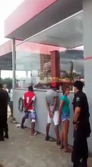 Un policier sur les nerfs recadre une voleuse... Claque dans la tronche