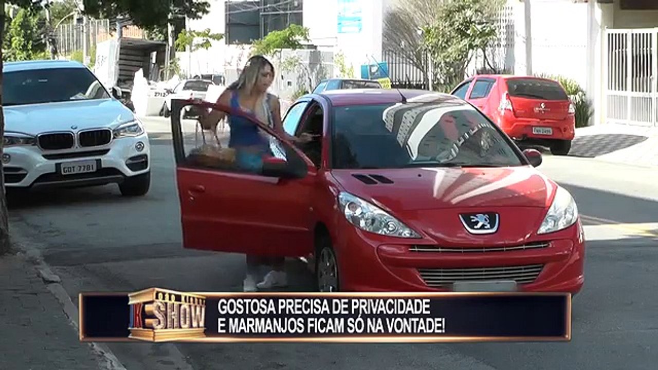 Loira atrasada decide trocar de roupa no táxi e deixa motoristas malucos