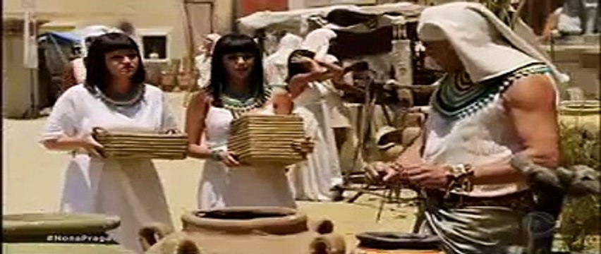 Os dez mandamentos (Capítulo Completo do dia 20/03/18) Ramsés ordena os oficiais de ir a vila dos Hebreus para avisar os escravos que as obras serão retomadas, mas Moisés avisa o povo de uma nova praga