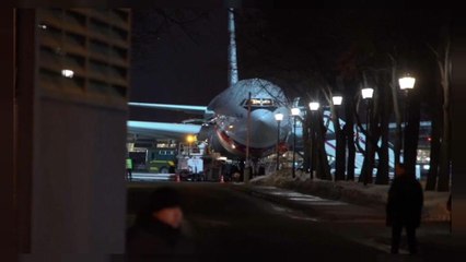 Les diplomates russes et leurs familles clament leur innocence à leur arrivée à Moscou