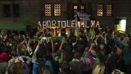 Cientos piden a Parlamento argentino que legalice el aborto