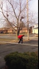 Mimer Superman.. c'est pas si simple !! Ce papa trébuche avec sa cape..