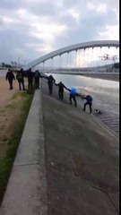 Kanala Düşen Köpeği El Ele Verip Kurtaran İnsanlar