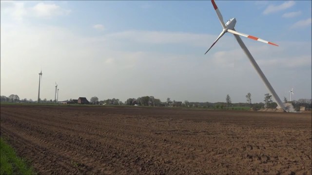 La démolition impressionnante d'une éolienne en allemagne