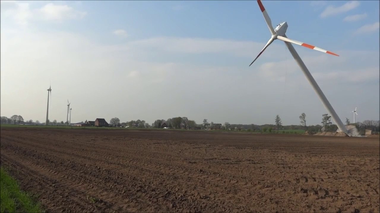 La démolition impressionnante d'une éolienne en allemagne
