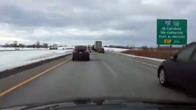 Un conducteur bloque une voiture qui veut doubler et ça fini mal