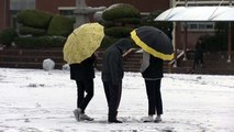 때 늦은 눈에 학교 휴업 속출 / YTN