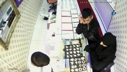 Kuyumcudaki hırsızlık güvenlik kamerasına yansımıştı... Soyguncu anne ve 2 çocuğu tutuklandı