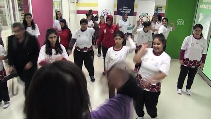 Kendisi gibi down sendromlulara dans öğretiyor - ELAZIĞ