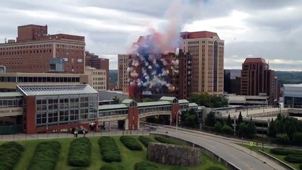 ウェリントンホテルのカラフルな爆破解体ショー