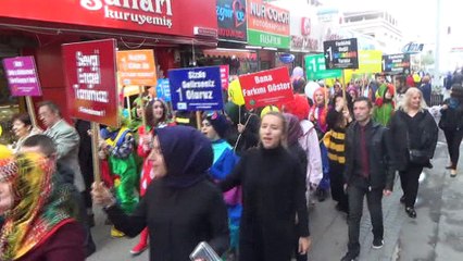 Down sendromlu gençlere dikkat çekmek için yürüdüler