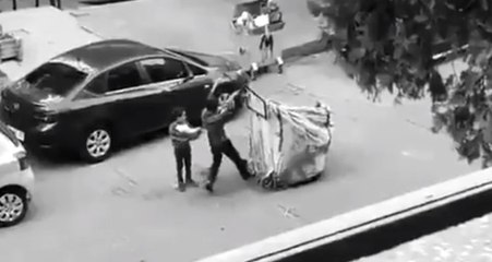 Hayatını Sokaklarda Kazanan İki Çocuğun Dayanışması Görenleri Duygulandırdı