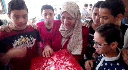 بقصيدة وتورتة وشهادة تقدير.. طلاب فاجأوا معلمتهم "بدر " بحفل خاص في عيد الأم