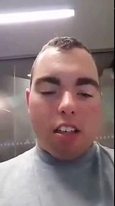 Imitation de sirènes de police avec la bouche