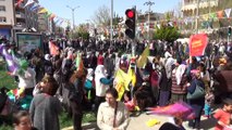 HDP’nin Nevruz kutlama alanlarında evlere Türk bayrakları asıldı