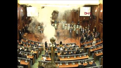 Kosova meclisinde gaz bombalı provokasyon