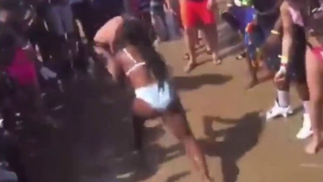 Des battles de force de filles lors du spring break à Miami