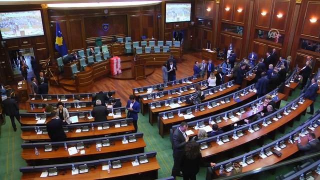 Kosova meclisinde gaz bombası atıldı (2) - PRİŞTİNE