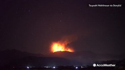 Descargar video: Shinmoedake volcano erupts, explosive sound heard from distance