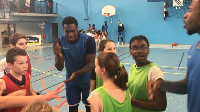 Les joueurs du Nantes Basket Hermine rencontrent les jeunes du Castelbriantais