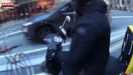 Paris : Ils empêchent un scooter de rouler sur une piste cyclable (Vidéo)