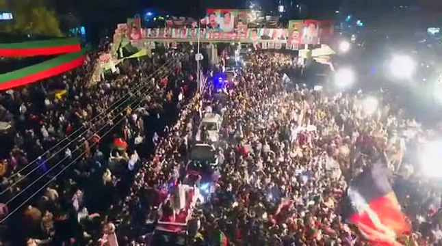 Massive Crowd Full of Junoon Welcomes Chairman PTI Imran Khan In Gujranwala