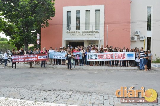 Professores de Cajazeiras paralisam atividades mais uma vez e fazem caminhada pelas ruas