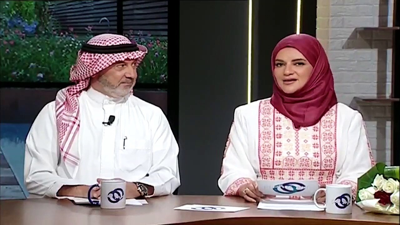 أمل كنانة تتأثر على الهواء بعد قراءة أبيات نزار...