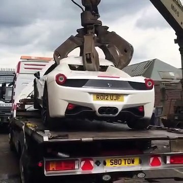 Quand la Police pense détruire une Ferrari 458 volée alors que ce n'est pas une voiture volée... Oups