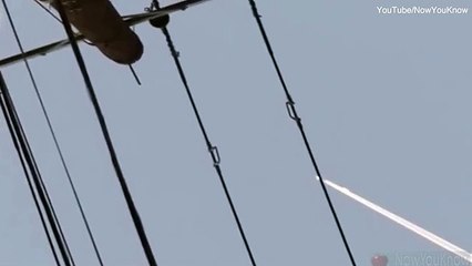 Pamje misterioze filmohet në qiell, çfarë është ajo që po ndjek avionin?