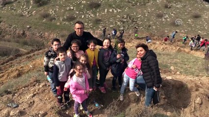 Sığınmacı çocuklar şehitler için fidan dikti - MANİSA