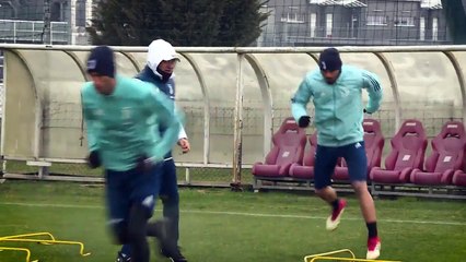 El duro entrenamiento de la Juventus bajo la intensa lluvia