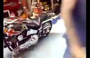 Il teste sa Harley pour la première fois et s'éclate sur sa propre voiture... Double effet kiss cool