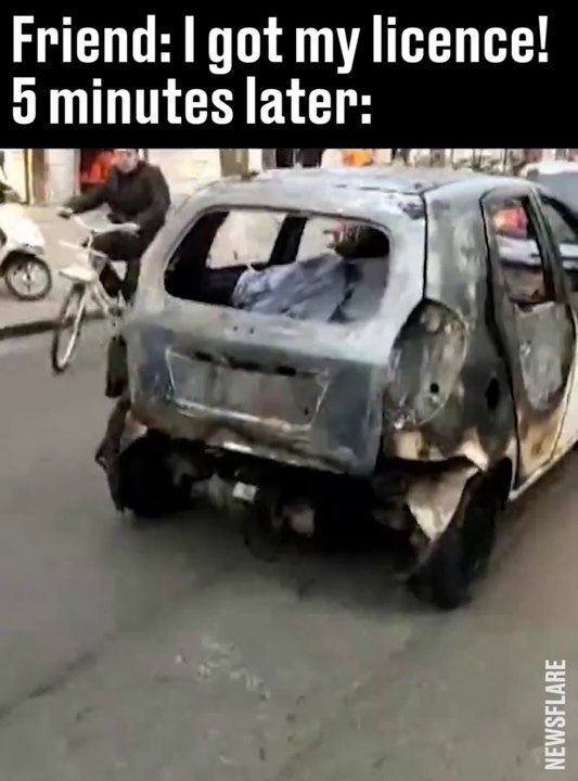 Quand tu croises une voiture complètement carbonisée mais qui roule encore